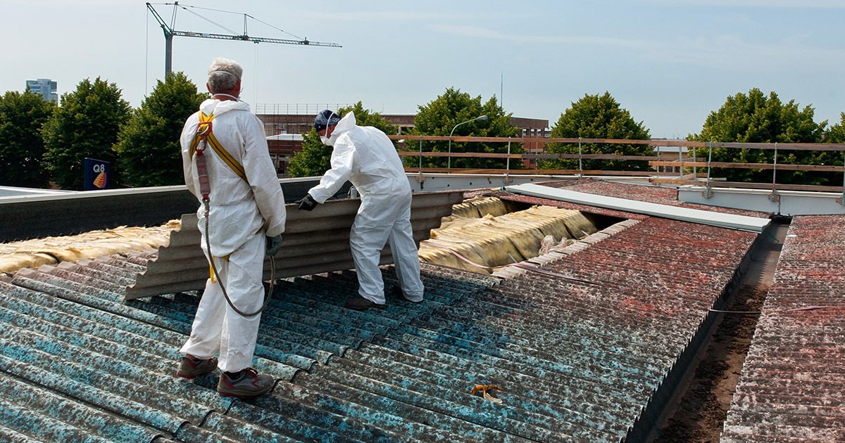 workers removing asbestos roofing are at risk for asbestos exposure symptoms